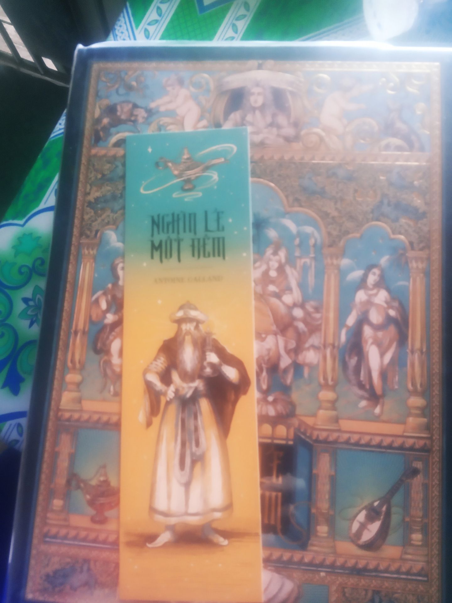 Nhận hàng xong đánh giá ngay cho nóng các bác à. Đây có lẽ là cuốn sách "khủng" nhất mà tôi từng mua. Khủng cả về cân nặng và giá, tuy nhiên mua được đợt sale nên hoàn toàn hài lòng.
Sách của Đông A mua cuốn nào cũng ưng hết. Chất lượng về hình thức, trình bày nội dung. Sách font chữ hơi nhỏ, cũng phải thôi vì nội dung đồ sộ hơn 1300 trang, chữ lớn hơn có lẽ sách còn khủng hơn nữa.
Mới mở còn tưởng là cái giỏ, nhưng thật ra là giấy lót. Lần đầu thấy tiki đóng gói có cái này, nên vận chuyển ko bị "sứt mẻ" gì cả. 5SAO cho mọi thứ.