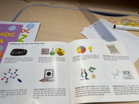 Cuốn sách giới thiệu về các nhà khoa học cũng như thông tin về các phát minh của họ đã cống hiến cho thế giới , rất nhiều thông tin thú vị bổ ích cho các bé