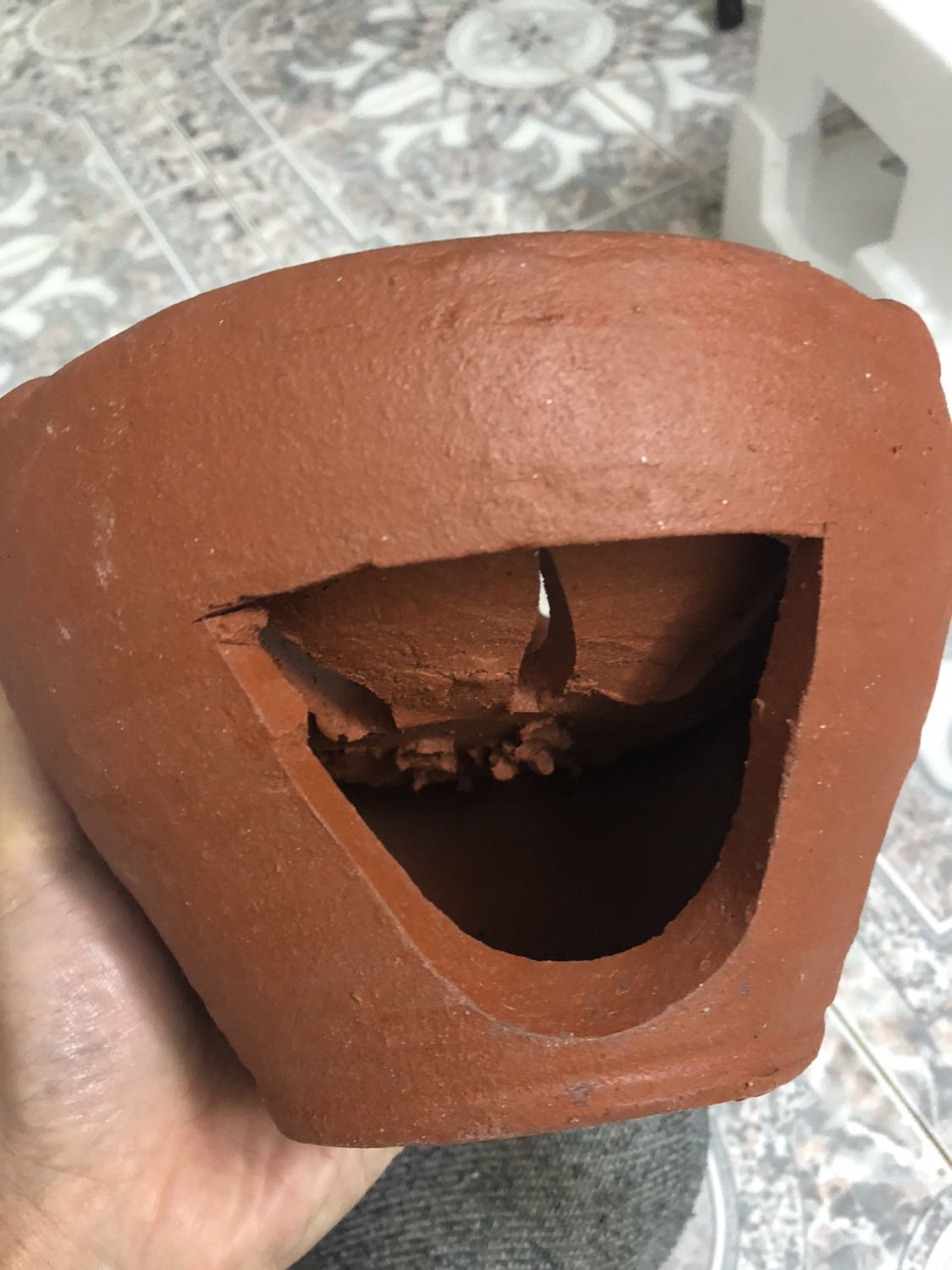 Dày dặn, chắc chắn, hình thức cơ bản đẹp chỉ có ở bên trong hơi nhiều đất thừa bít cả lỗ. Phần mặt phía trên nếu làm mỏng hơn được thì tốt, dày quá cản bớt lửa.