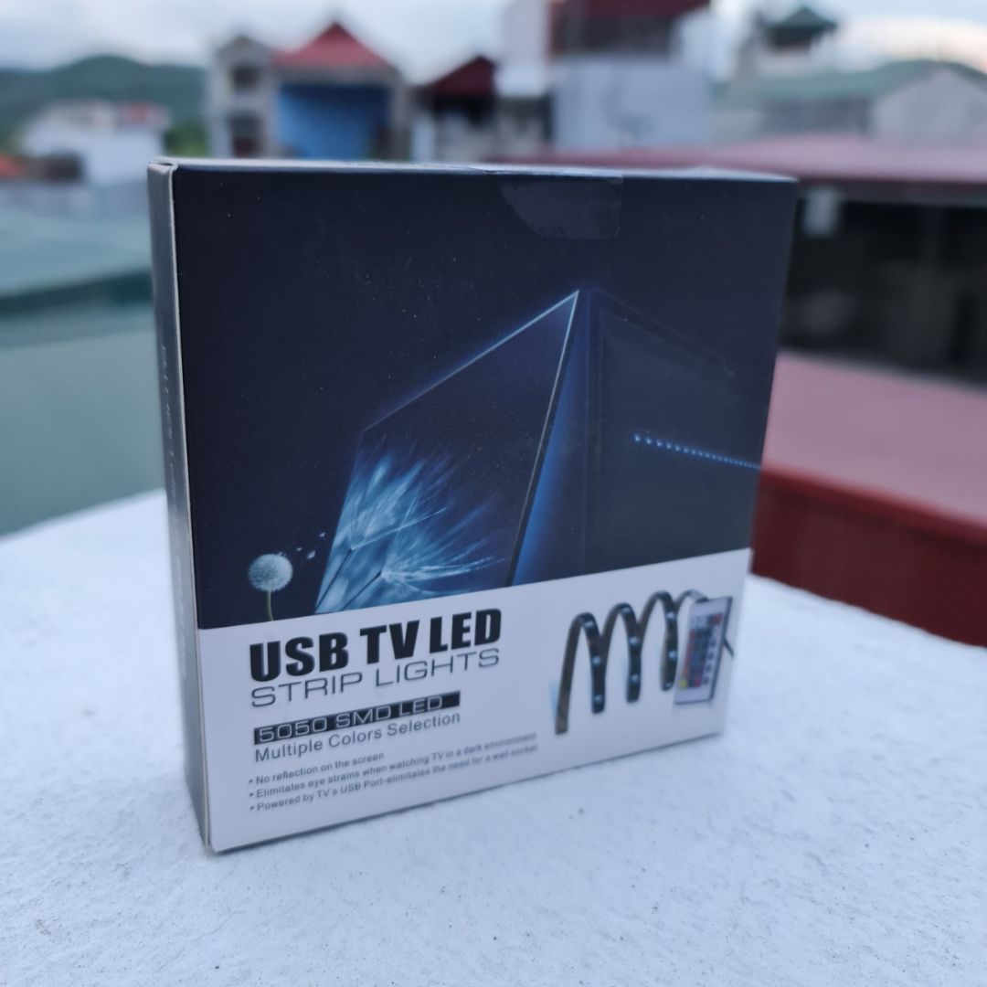 Dây đèn sáng, chọn được nhiều màu. Dây dán chắc. Chỉ cần cắm cuộn dây với bộ diêud khiển đúng chiều âm dương là xong, nếu sai thì đảo ngược lại. Có hướng dẫn sử dụng đi kèm. Nói chung rất hài lòng.