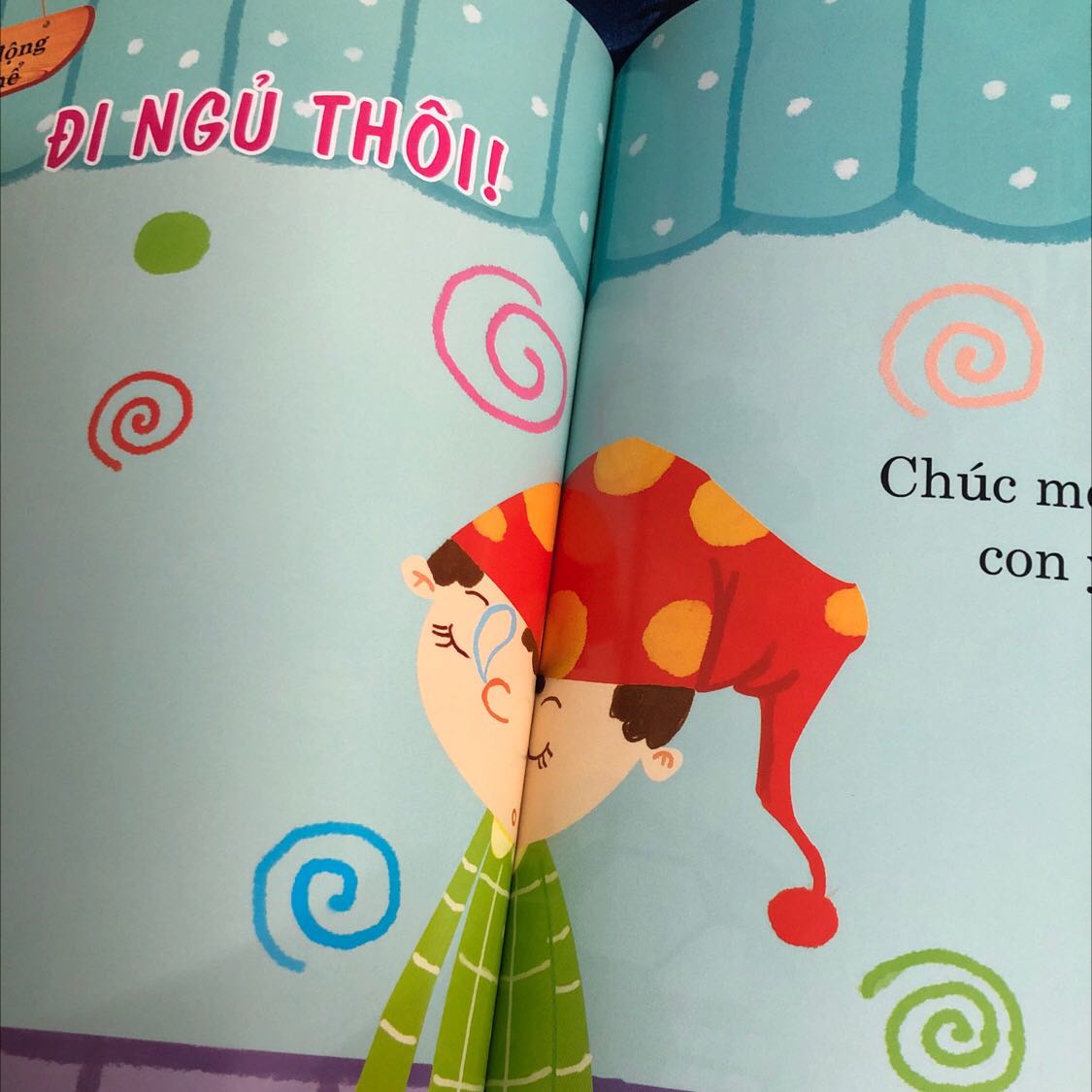 Do mình đã mua quyển 1,2 từ vài năm trước nên mua quyển 3 tuổi.
Có điều cảm thấy giấy mỏng hơn trước. 
Sách thì khiến bé rất thích. 
Bé nhà mình cầm 2 quyển sáh cả ngày vì sách có nh nội dung rất hay.