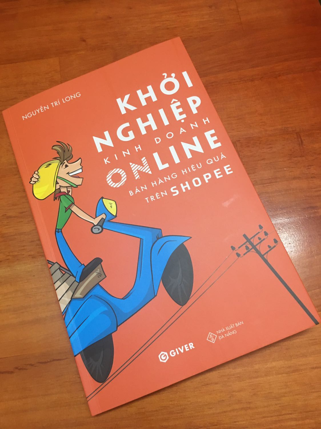 Mình thu hoạch được nhiều điều hay ho sau khi đọc xong quyển sách này, nội dung sách phù hợp cho người mới như mình lẫn người đang bán hàng trên ***. 

Sách đóng gói ok, bạn giao hàng cũng vui vẻ nhiệt tình.