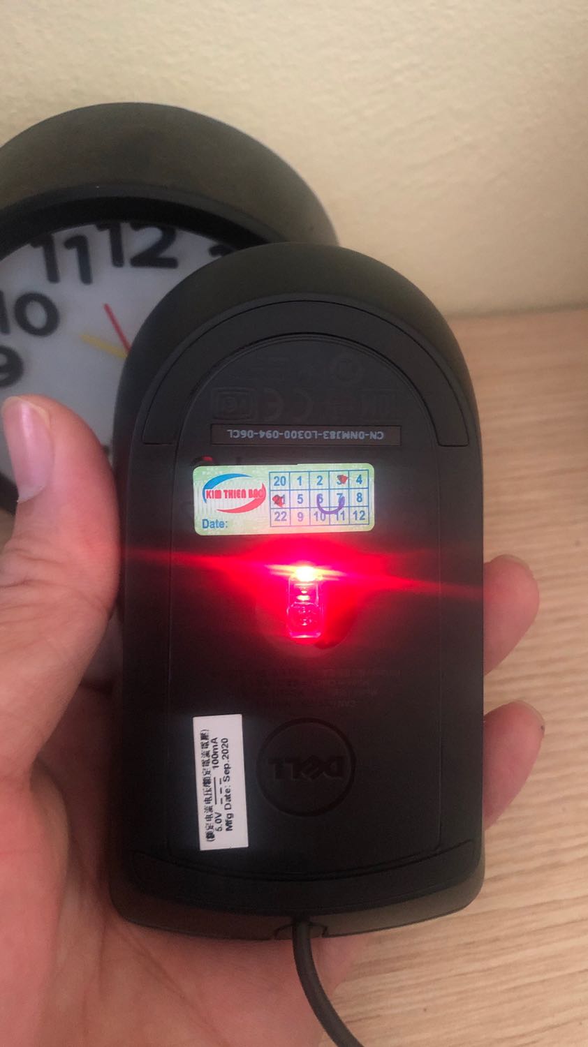 Chuột không có tem FPT. Vỏ hộp thì làm giả FPT nhập. Shop nhập hàng không rõ nguồn gốc, dán tem cửa hàng. Sau một thời gian sử dụng: không nhậy, bấm khá cứng tay. Shop đã bán rất nhiều sản phẩm chuột dell, mình thấy số sản phẩm mua nhiều nên tin tưởng đặt mua. Không ngờ được chuột Fake, rõ chán . Shop làm ăn không có tâm.