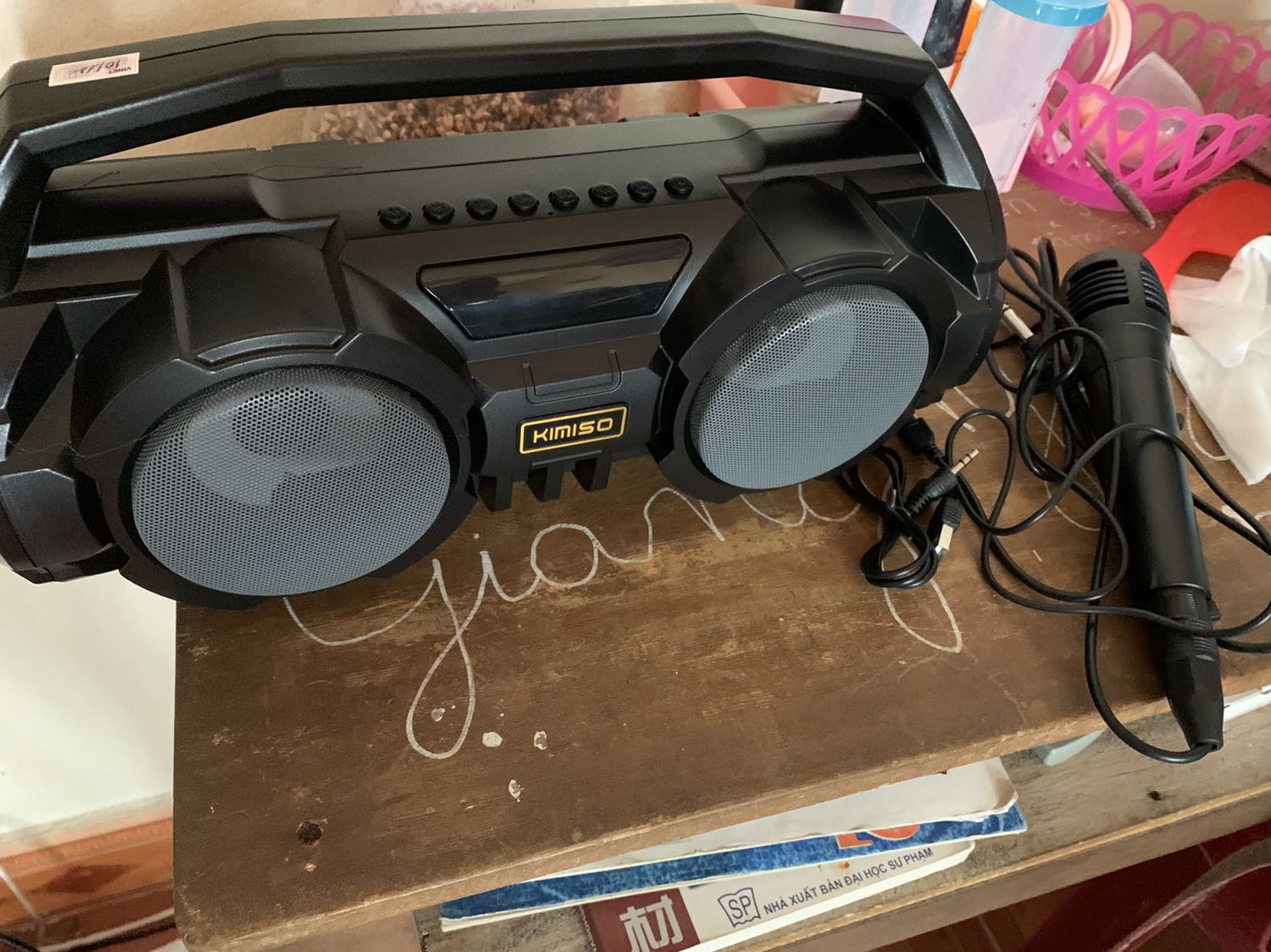 Sản phẩm đóng gói bên ngoai túi bóng , tess loa mowr nhạc tốt , loa hát cũng được.