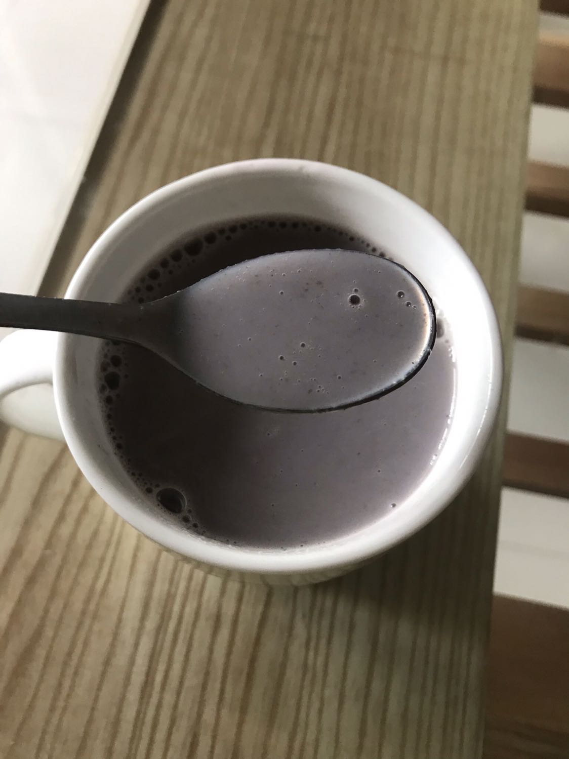 Nồi giao tới oke, kiện hàng rách chút ít không ảnh hưởng tới bên trong, mua sales 11/11 với giá 1.260k thui. Xay ra thành phẩm có lợn cợn nhẹ. Kiện hàng có bao gồm cả rây và bình nước, tiện lợi trong 1 nốt nhạc, sáng nào cũng bấm nút phát là 30 phút có sữa nóng mang đi làm rồi á. Good