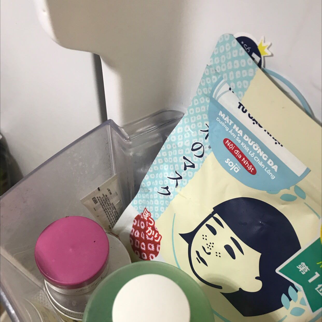 Mình đã dùng một số loại nhưng thấy loại này lành nhất, da không bị quá căng hoặc rát hoặc kích ứng như các loại khác mình từng dùng. Mình để luôn vào tủ lạnh đắp cho mát. Mình mua được 5-6 túi rồi. Chỉ một điểm trừ là hơi nhiều nước, không cẩn thận thì lúc đắp lên bị chảy nước xuống cổ.