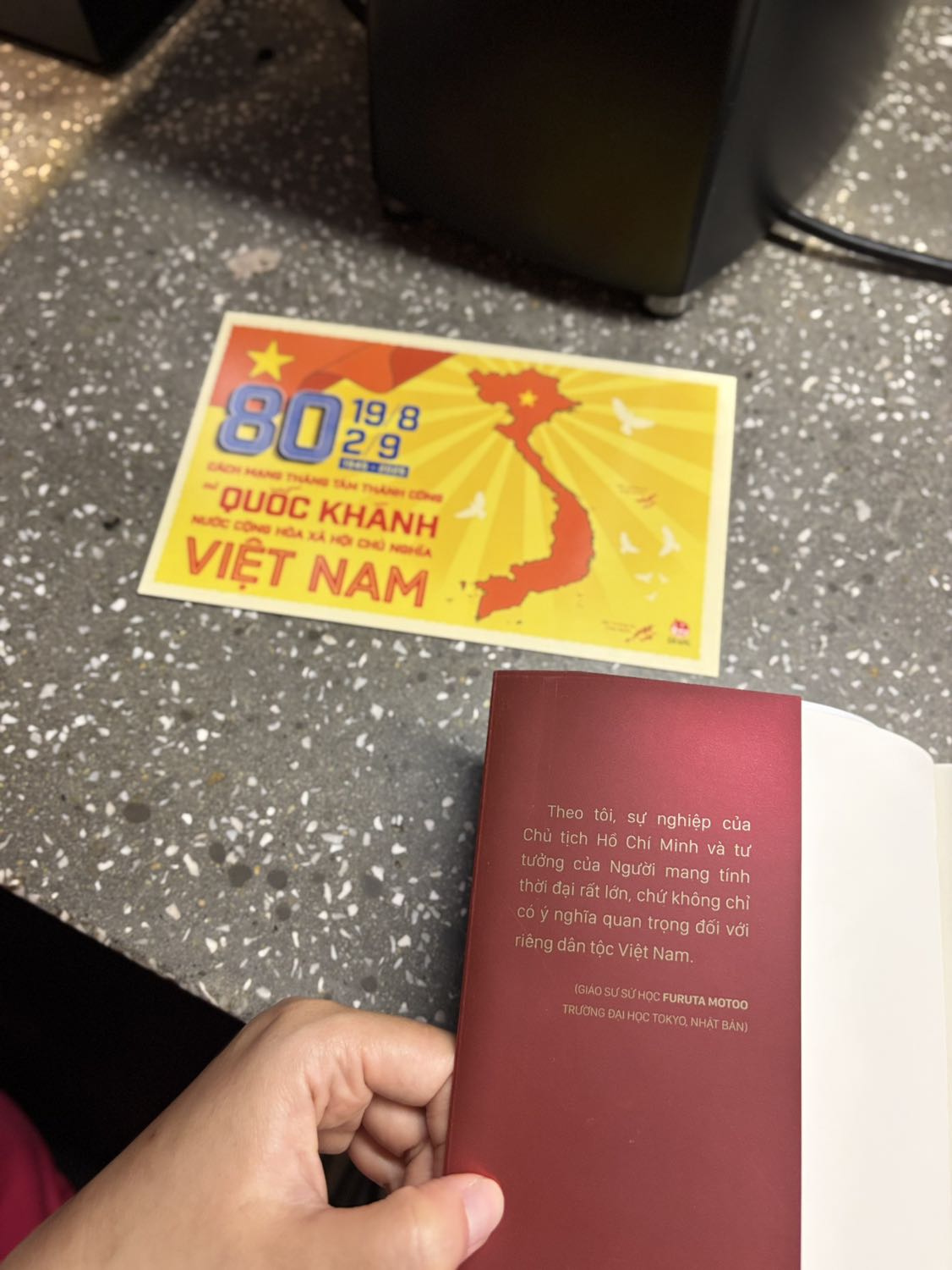 Cuốn sách tuyệt vời , khái quát đầy đủ thông tin giai đoạn lịch sử những ngày tháng 8 rực rỡ. 
Thông tin dễ tiếp cận cho cả các bé và người lớn. 
Nên đọc nhé mọi người