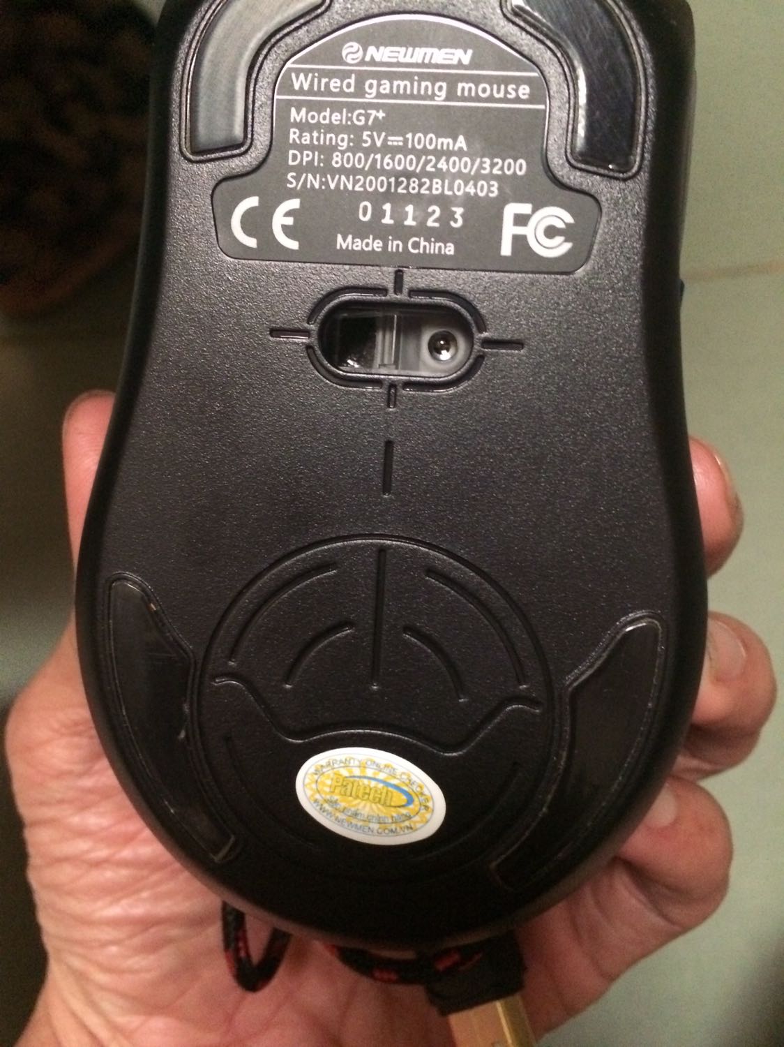 Nhận được hàng kiểm tra chuột rất ok nhưng không thấy dán tem bảo hành, liên hệ shop thì không thấy phản hồi.