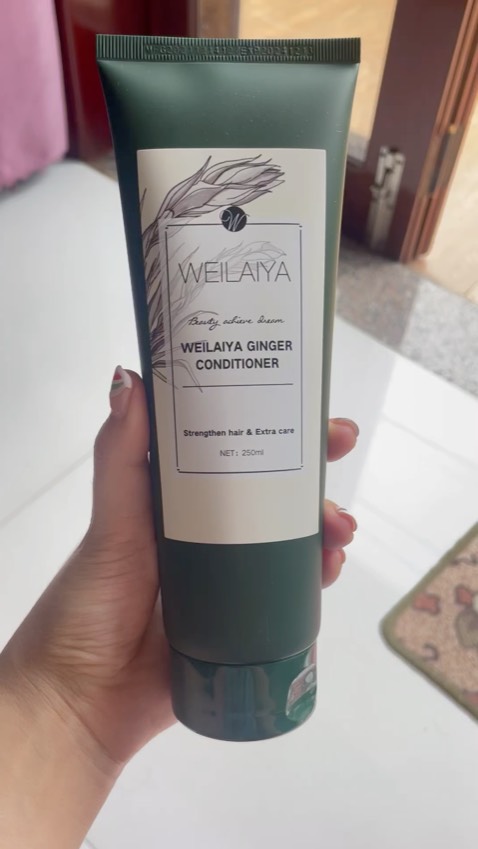 mùi cực ký thơm nhé, tóc mình lúc trc đen nên k cần xả, nhưng bây giờ làm hó chất thì phải thêm xả mới đủ, xả cái là mướt ngay