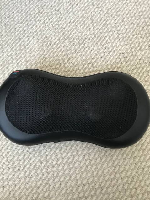 Máy sử dụng rất ok, tiết kiệm sức khi massage sau lưng, chỉ cần đặt sau ghế rồi ngồi tự lên là đỡ mỏi hẳn. Gối thì nhỏ gọn rất là nhẹ, giá cả dễ chịu. Cường độ mát xa vừa phải đủ với mình. Ngoài cường độ, máy có khoảng cái đèn hồng ngoại massage nhiệt tốt lắm. Nhìn chung, sản phẩm này khá oke. Dịch vụ Tiki tuyệt vời. Mình định mua một chiếc khác cho bố. Hi vọng sản phẩm tới cũng sẽ tốt như cái này.