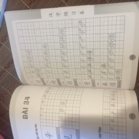 Sách có hướng dẫn viết các nét rõ ràng rùi nha nên cbi thêm quyển vở để ghi chép cho nhớ nữa á. Đang theo học giáo trình Hán ngữ thì rinh về liên thuii