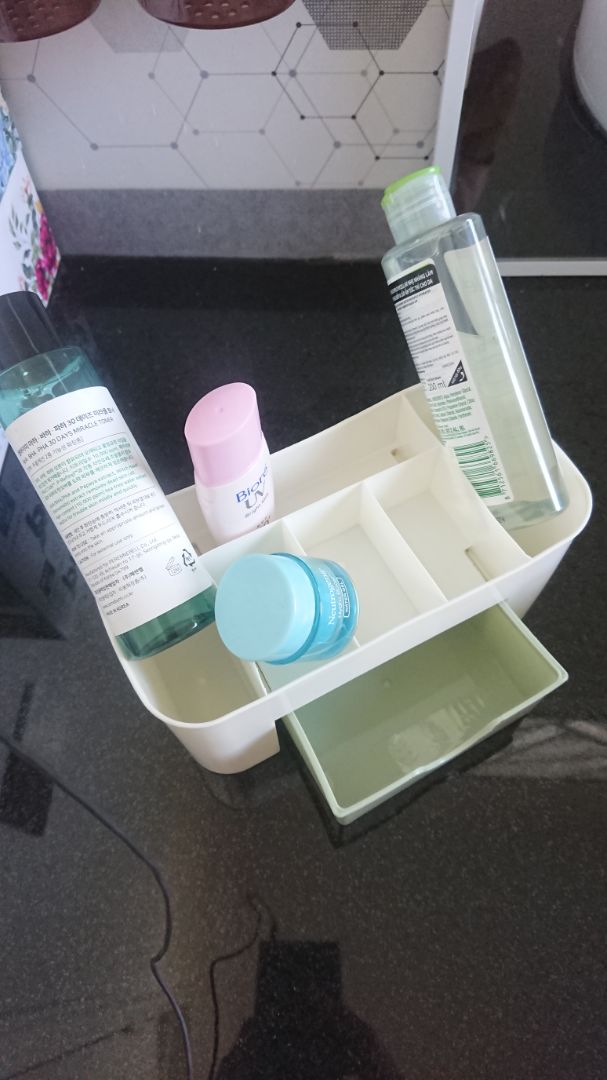 kích thước ô khay nhỏ không để được các loại mỹ phẩm.
khay kéo ọp ẹp lỏng lẻo không khớp với khung to, kéo ra kéo vào là bung ra khỏi ray liền.
mua về không dùng được.