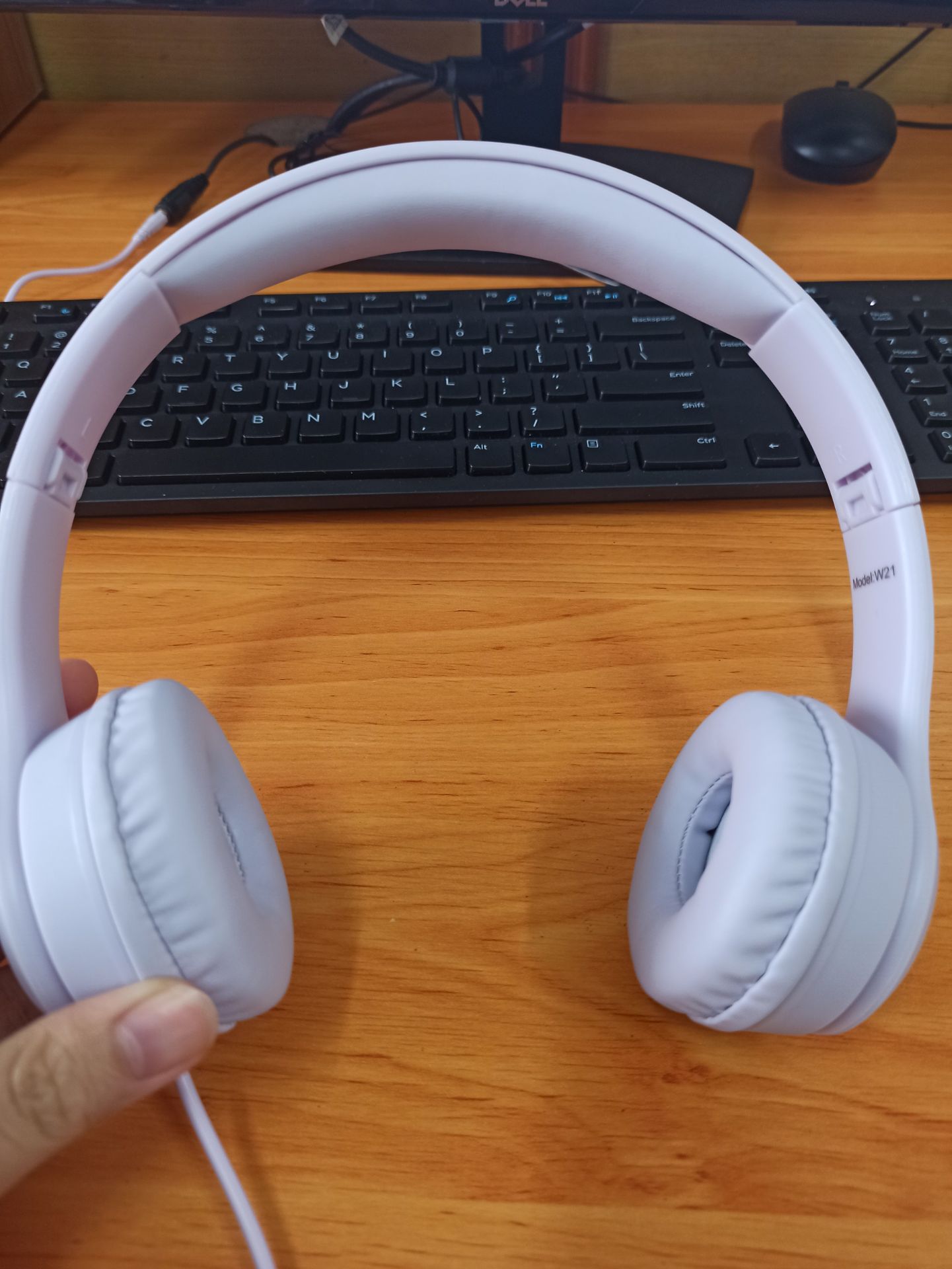 Tai nghe màu đẹp, đeo êm, nhạc cũng ổn,xài cho văn phòng khá là tiện. Khuyết điểm duy nhất là không co dãn đc theo vòng đầu thôi. Tai nghe màu đẹp, đeo êm, nhạc cũng ổn,xài cho văn phòng khá là tiện. Khuyết điểm duy nhất là không co dãn đc theo vòng đầu thôi.