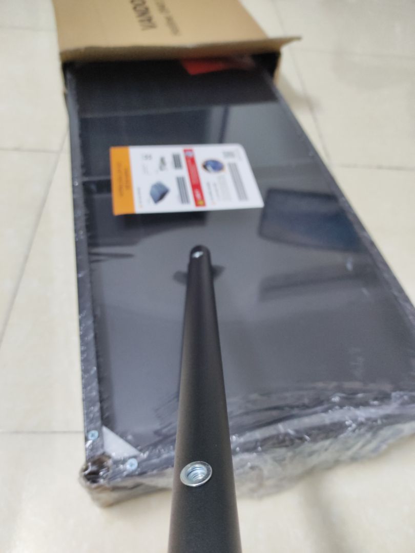 kệ k móp méo, đẹp, đủ đồ, dễ lắp
nhưng k quá chắc chắn, hơi rung rinh dù chặt vít. lớp sơn mỏng dễ tróc. mọi ng cần chú ý kích thước tới từng cm nếu muốn để đồ to. lò nướng mình tính để dưới mà buộc phải cho lên trên. khoảng cách chuẩn cần tính là từ mặt sàn dưới, tới đáy sàn trên, phải chú ý có cả 1 thanh dọc dưới mặt kệ. vì thông số nsx thường hiển thị trong sao cho kệ to rộng. khuyến nghị nsx nên thêm thanh giằng, hoặc khớp, giằng 4 góc kệ chỉ bằng ốc vít sẽ k lâu bền.