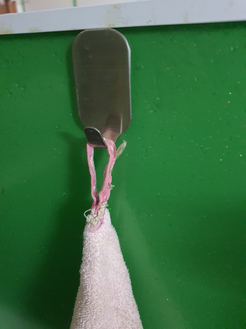 dán lên kính thì ok. dán lên tường hoặc gỗ cần chít thêm keo 502 hoặc khoan vít. móc hơi cạn và to nên chỉ móc dc mấy cái khăn hoặc vòng...