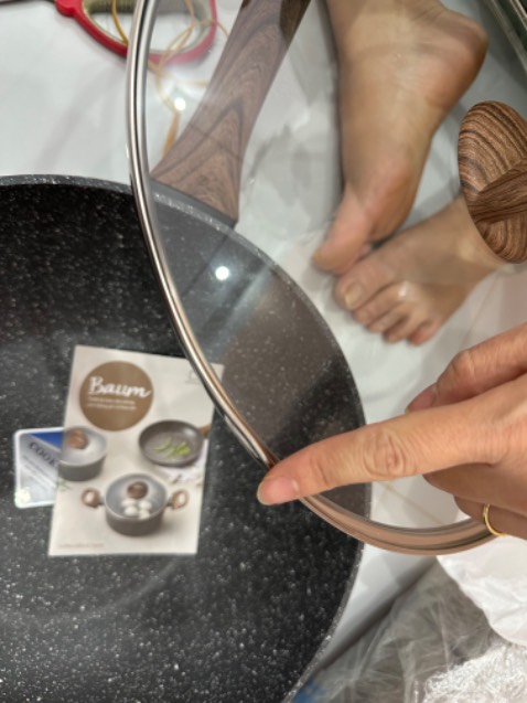 Sản phẩm móp méo, đóng gói k có xốp bảo vệ thùng giấy ngoài móp méo