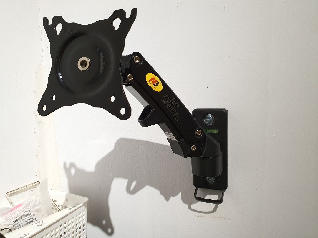 giải pháp làm gọn bàn làm việc tuyệt vời, khó nhất là đo để khoan tường còn lại nhà sản xuất đã chuẩn bị sẵn hết rồi. sản phẩm cứng cáp vô cùng, mìn dùng màn hình Dell Ultra Sharp 25 inch nhưng lực của giá có thể chịu được gấp rưỡi khối lượng đó. Khả năng điều chỉnh rất đa dạng phù hợp dù bạn đứng hay ngồi