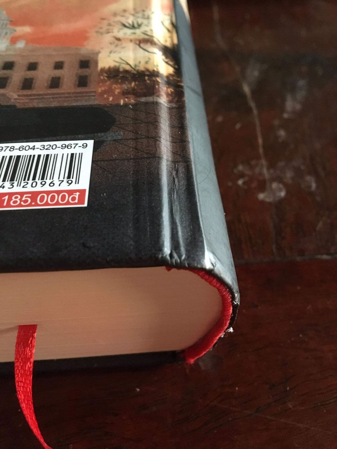 Mình chọn tiki mua sách vì mình tin vào chất lượng sản phẩm của tiki, nhưng lần này rất thất vọng. Lần trước mua đã thất vọng về khâu đóng gói rồi nhưng bỏ qua, mà lần này cực kỳ thất vọng.
Thứ 1: về khâu vận chuyển, mình đặt hàng hôm 10/10 đến 23/10 mới giao tới nơi. Trễ hơn nửa tháng.
Thứ 2: về khâu đóng gói, đóng gói cực kì hời hợt, hộp bóp méo khắp nơi, lót sách cũng không chắc chắn.
Thứ 3: về sách, mình mua tổng cộng 4 cuốn, chỉ duy nhất cuốn này là nhìn rất cũ kĩ, rách, méo khắp nơi. Mình có yêu cầu cao khi mua sách không bàn đến nội dung thì bề ngoài cực kì quan trọng. Tiki làm mình thất vọng quá, mua bao nhiêu lần thì cũng có fail nhưng cho qua mà lần này tệ quá. 
=> Chốt lại: tiki kiểm tra xem và đổi sách mới giúp mình, mong phần chăm sóc khách hàng bên tiki sẽ làm tốt.