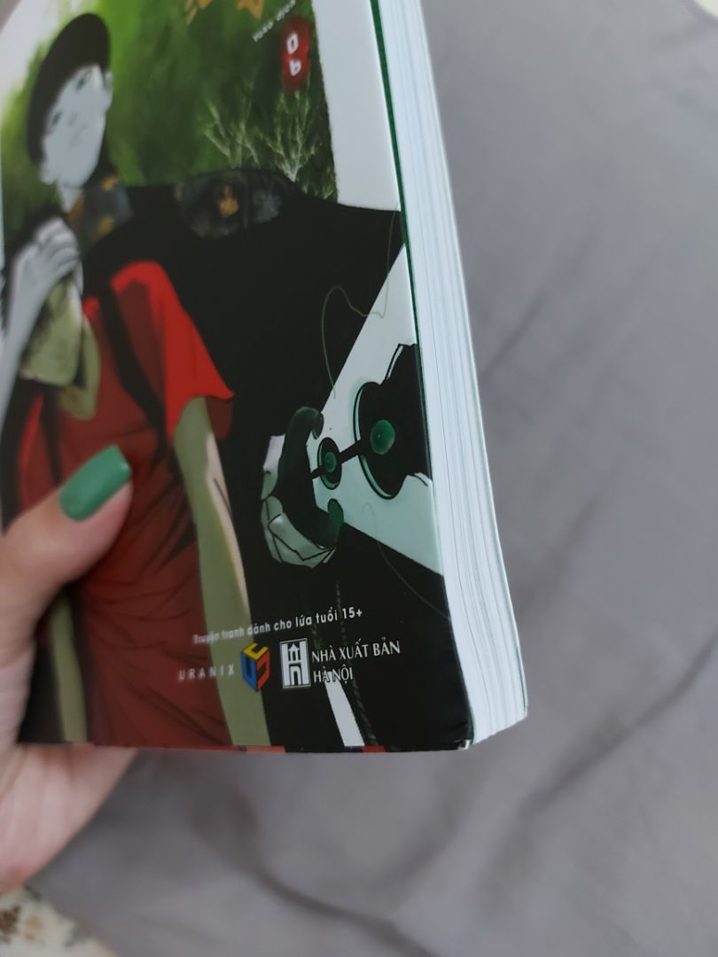 Khi nhận hàng thì hộp có tình trạng bị đục, rách ở 1 góc, k biết là do tiki sử dụng lại hộp cũ hay làm sao, dán keo cũng k được kĩ càng. So với những lần mua trước thì lần này đóng gói có hơi qua loa. May sao sách ở bên trong vẫn nguyên vẹn, duy chỉ có 1 cuốn bị gãy nhăn, quăn mép, nhìn hơi xót.