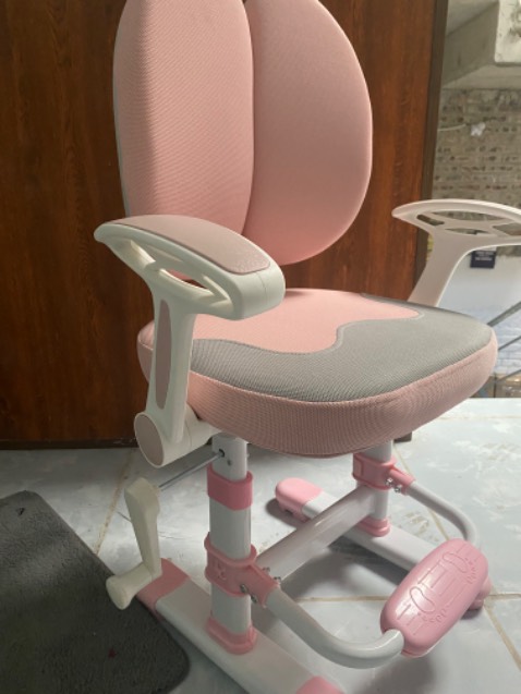 ghế rất đẹp và chắc chắn , có tay quay điều chỉnh độ cao rất tiện . ghé bọc đệ vải lưới trông rất đáng tiền