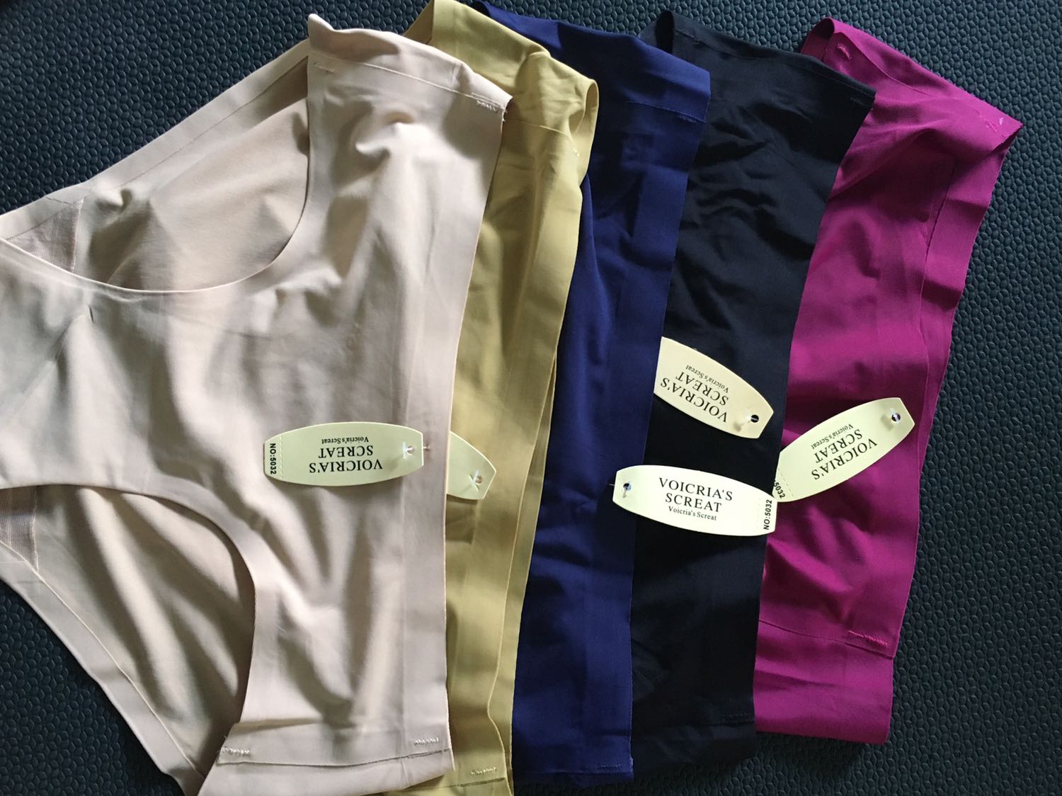 Giao hàng đầy đủ, chất khá tốt, dán mép vải ở bên trong. Đúng màu mình cần nữa chứ?. Giao hàng nhanh hơn dự kiến.