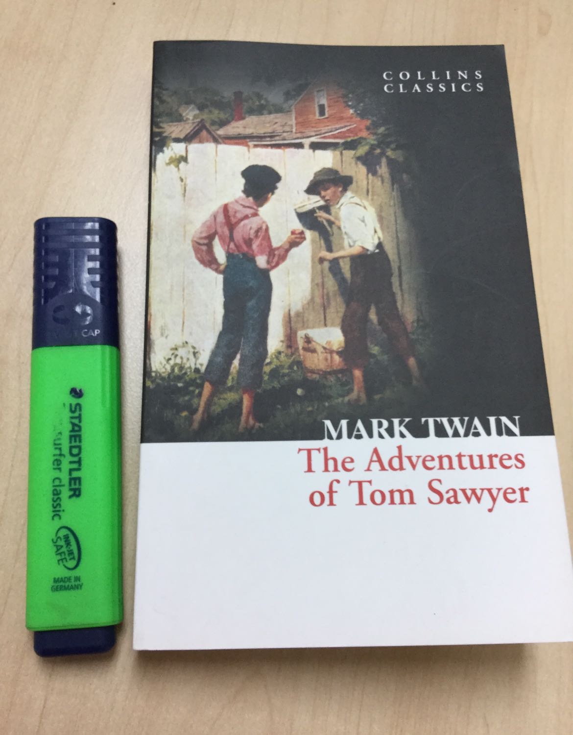 Sách nhỏ gọn, dễ mang đi ra ngoài đọc, dành cho người lớn đọc, vì chữ nhỏ, sát nhau, sách dày nhưng rất nhẹ