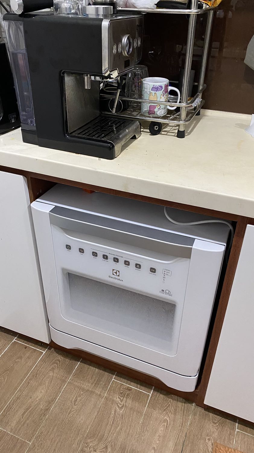 Không hiểu nổi bên này lắp đặt kiểu gì. Mình đã phải trả 170k phí lắp đặt xong người lắp đến báo giá khoan cái lỗ để luồn dây sang giá 100k/ 1 lỗ.
Thôi thì đồng ý lắp nốt cho xong thế mà shop lấy khoan bê tông để đục tung cái tủ bếp nhà mình ra như này. Thật không thể chấp nhận được cách làm ăn như này.