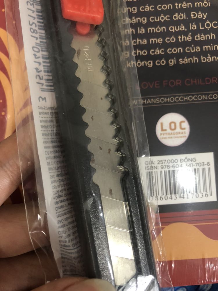 Giao sai sp. Mình đặt dao vỏ kim loại, bản nhỏ. Giao cho mình dao nhựa, bản to, lưỡi dao chưa xài đã thấy rỉ sét