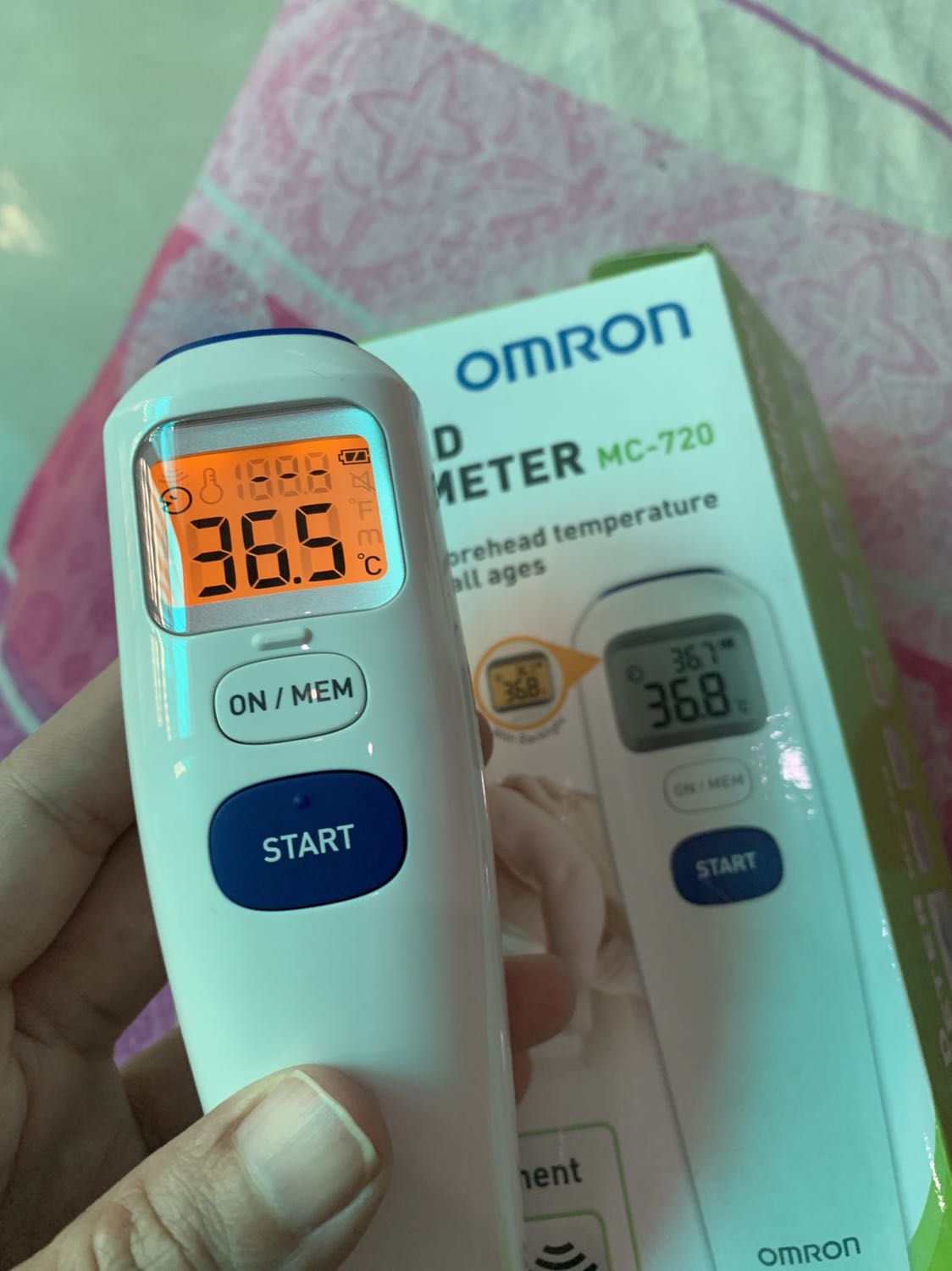 Sản phẩm gọn nhẹ, nhìn chắc chắn. Nhưng chắc do mình ko rành, ban đầu mua tưởng sài Pin 3A, pin tiểu, nhưng cái này sài pin đồng hồ, pin này hỏi khó mua ở mấy tiệm tạp hoá và không thông dụng như pin 3A. Nhưng có lẽ loại này phải sài này. Nhìn chung ban đầu chưa quen hơi khó, bấm nút đo rồi nhưng cứ hiển thị Lo, và Er1. Chắc do nó hơi chậm. Phải cho nó nghỉ vài dài 5-10 giây mới đo tiếp được. Thấy mấy nơi công cộng họ đo nhanh và liên tục. Chưa sài bao giờ nên chưa đánh giá khách quan về độ nhanh. Nhưng máy này mình mới bốc tem và kéo miếng nilon phần pin ra mới mấy ngày mà sao phần pin đôi khi hiện nhấp nhất như vậy rồi.