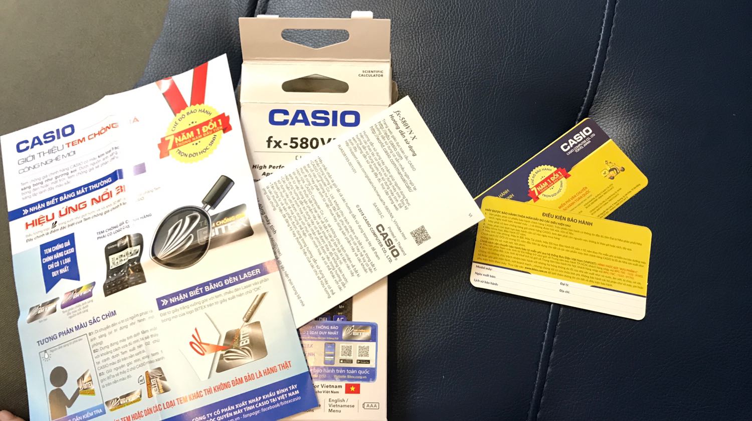 Mình dùng máy này được 3 năm rồi, rất ưng ý. Dùng 3 năm mà vẫn rất mượt, chỉ mới thay pin có 1 lần và mờ phím “=“ do bấm nhiều quá:)) còn lại vẫn mới tinh. Mỗi tội nắp màu trắng nên dễ bẩn. Nay mua cho em trai. Soi tem chống giả đúng là hàng thật, mua trên này rẻ hơn 3 năm trước mình mua. Trước mua hơn 600 nay mua còn 523k. Giao hàng nhanh nữa, đang mùa dịch mà từ tp HCM ra HN mất chưa đến 3 ngày. Nói chung là hài lòng🥰