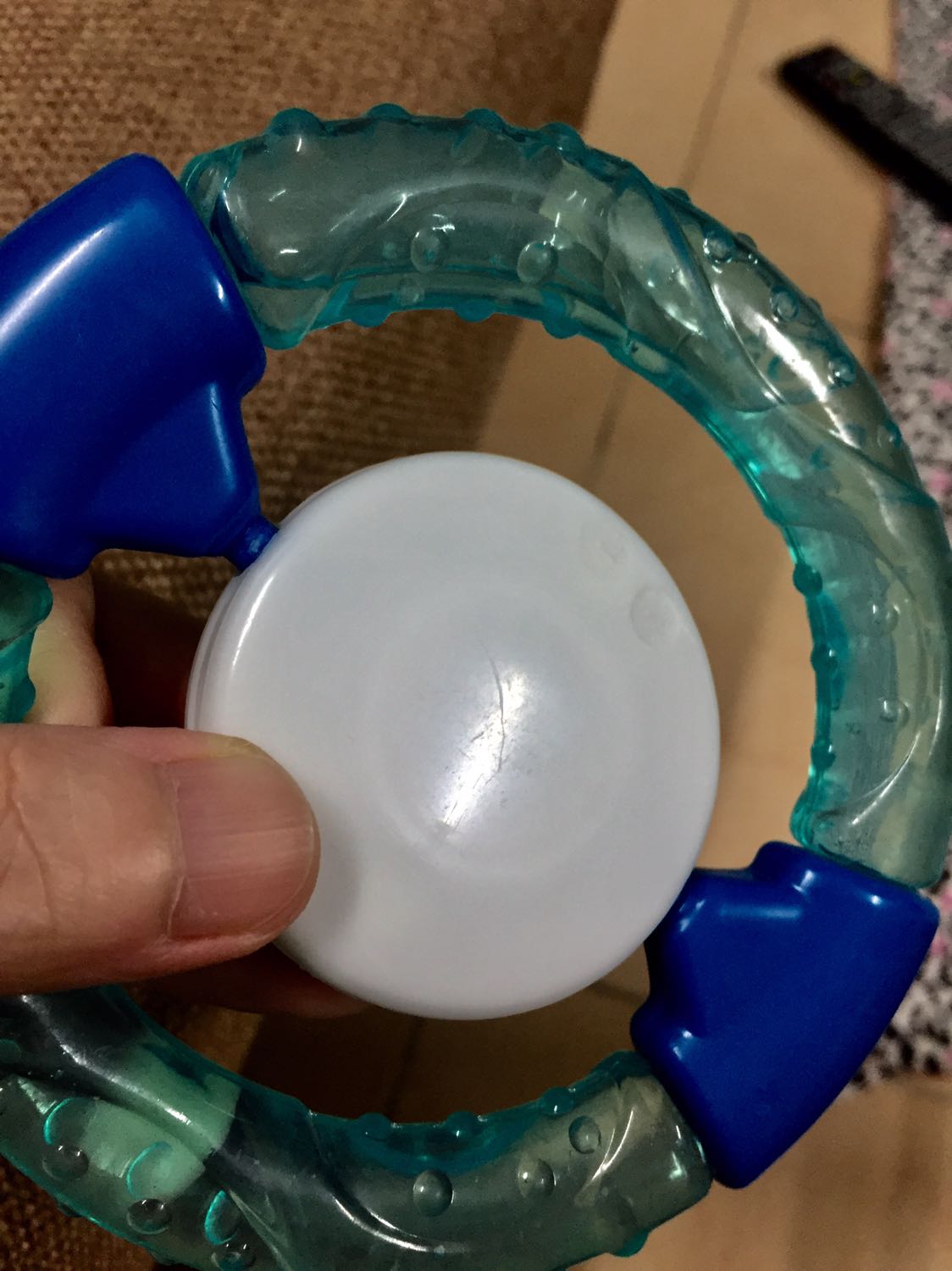 Sản phẩm có lớp vỏ nhựa bên ngoài đã bị mở ra từ trước; sản phẩm bên trong thì bị trầy xước và xỉn màu nhưng đã qua sử dụng. Không thể tin là sản phẩm dành cho trẻ sơ sinh mà shop này có thể làm như vậy được. Tôi đã email nhờ Tiki giải quyết. Tôi thường xuyên mua hàng Tiki nên hy vọng Tiki kiểm soát tốt hơn với những sản phẩm từ các nhà cung cấp.