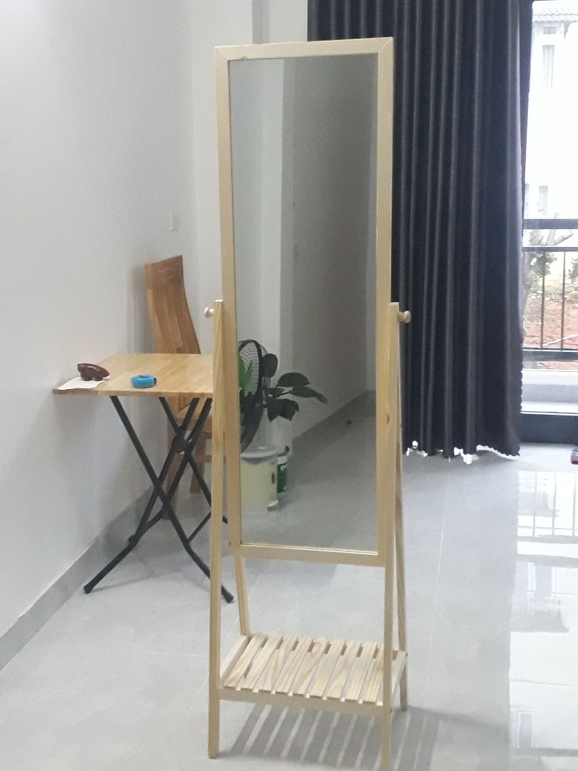 Sản phẩm giao mình nhận ko đúng 1.7m .Có 1.65cm *35cm viền giữa tráng gương ra*40cm đến cả viền gỗ .Chiều cao gương 1.20m ko tính chân. Ngoài ra ko có gì nổi bật vì mình đã có 1 cái trước đó mua dùng rồi . Cái nữa biền gỗ gương đứng mới này bị nứt dài & gỗ mình nghi là ko phun xịt sơn pu .vì công việc bên mình thường xịt gỗ nên cảm nhận vậy ... Mọi người nên cân nhắc thật sự kỹ khi đặt hàng loại 490k quảng 1.7m là sai sự thật