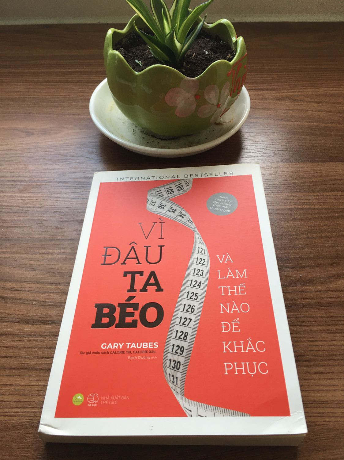 Tiki giao hàng nhanh, sách lần này bị cấn ở góc. Về nội dung quyển sách này thì ko được như mong đợi ban đầu cho lắm, 150 trang đầu toàn nói về lịch sử của căn bệnh béo phì, có vẻ phù hợp cho các bạn học nghành y hay thích đọc bài viết y khoa hơn là bệnh nhân, từ trang thứ 154 trở về sau mới có mô tả về nguyên nhân, cách cơ thể điều tiết hay chuyển hoá mỡ… so với cuốn thinsulin thì cá nhân mình thấy cuốn này ko dễ hiểu bằng và ko có giải pháp hay phương pháp tham khảo để áp dụng thực tế. Nhưng nhìn chung cuốn này đọc bổ sung cho cuốn thinsulin cũng được.