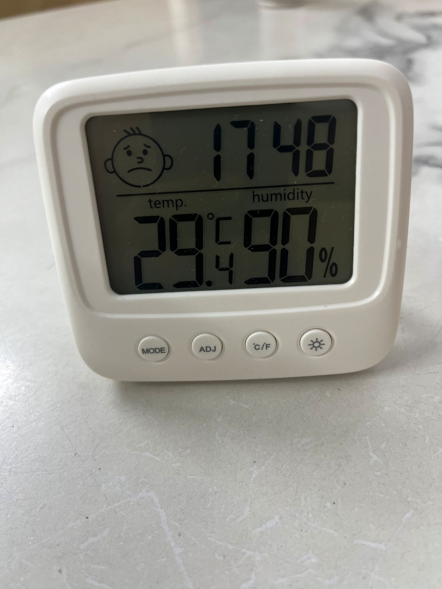 nhận sản phẩm rất vui, dùng rất ưng. nhưng sài gòn mấy này mưa gió nên máy cứ làm mặt buồn mãi thôi. nên mua máy này để biết nhiệt độ và độ ẩm trong phòng vào cái mùa mưa này nhé mọi người. cho shop 5 sao về sản phẩm và dịch vụ.