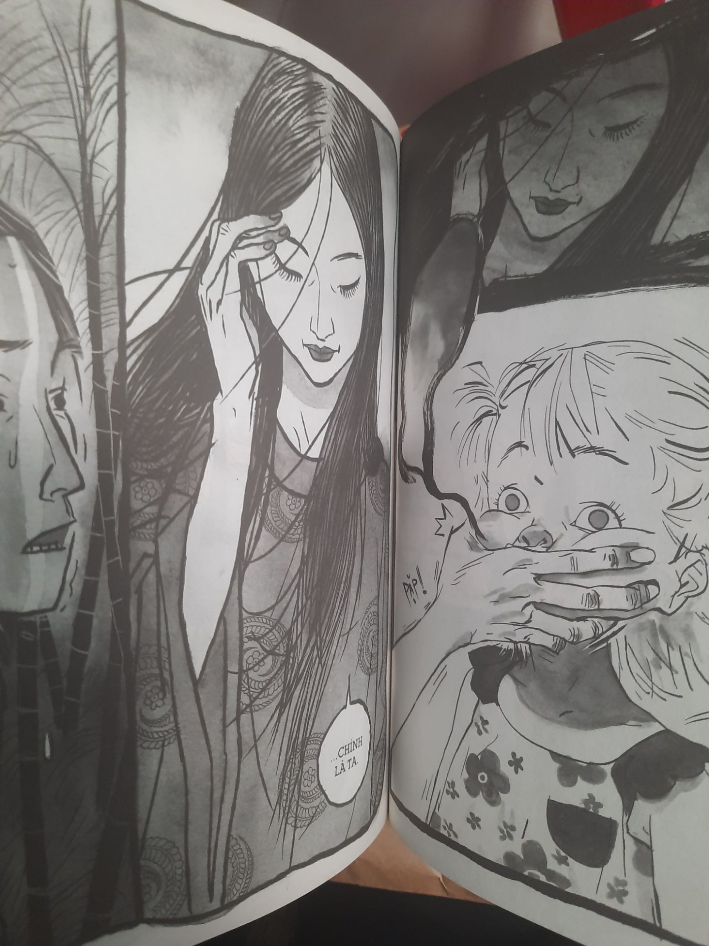 Đầu tiên là ấn tượng vì khổ truyện to hơn mình truyện tranh thông thường, chất giấy nhám nhám, nét vẽ khá độc lạ. Highly recommend!