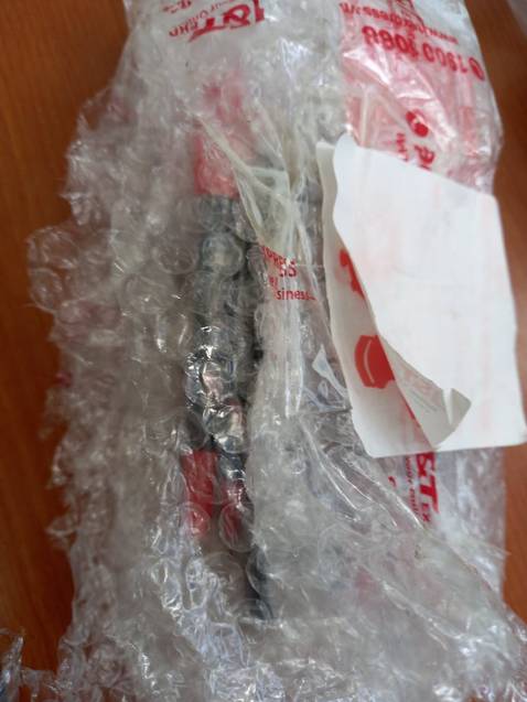 Rất thất vọng! Sản phẩm giao hàng không đúng với quảng cáo sản phẩm khi rao bán trên web. Tôi đặt mua Bút kỹ thuật đi nét màu đen Deli - kháng nước - S573 nhưng lại giao cho tôi hộp bút chì màu Colo Run Deli (12 Color) như hình bên dưới. Thế này là treo đầu dê bán thịt *** hay *** gạt khách hàng mua hàng online đây ạ? Nhờ Tiki vui lòng làm rõ giúp tôi! Đơn hàng tôi đặt cùng với sản phẩm khác cũng giao ko đúng nốt!