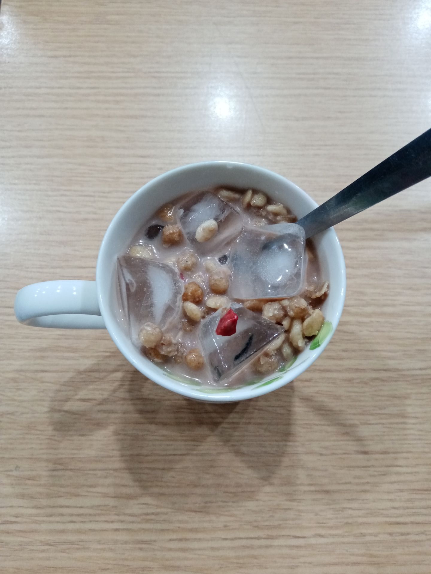 Ngũ cốc hiệu này mình ăn lần đầu tiên cách đây mấy năm rồi. Ngon mà giá thì hơi mắc ?. Bữa giờ giãn cách đi siêu thị phê quá mua cái này ăn bữa trưa. Đơn giản mà ngon lắm! Kiểu như ăn sữa tươi full toping vậy hihi