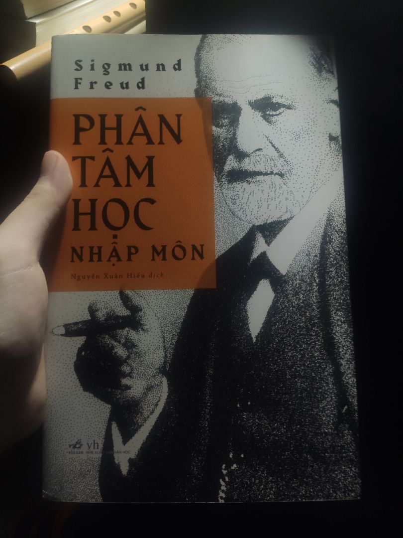 sách ổn, giấy tốt, hình thức ko vấn đề gì
nội dung khá khó đọc với những ai mới bắt đầu tìm hiểu về phân tâm học (dù đây là sách nhập môn). nhiều từ ngữ chuyên dùng khó đọc cũng như khoảng cách ngôn ngữ qua dịch thuật nên cũng có khó khăn trong việc đọc hiểu. mình nghĩ nên đọc lại nhiều lần hoặc tìm hiểu nền tảng tâm lý học trước rồi bắt qua phân tâm sẽ dễ hơn, nếu tự mò mấy cái này thì theo mình có vẻ hơi gian nan thậm chí là nản trong đoạn đầu.