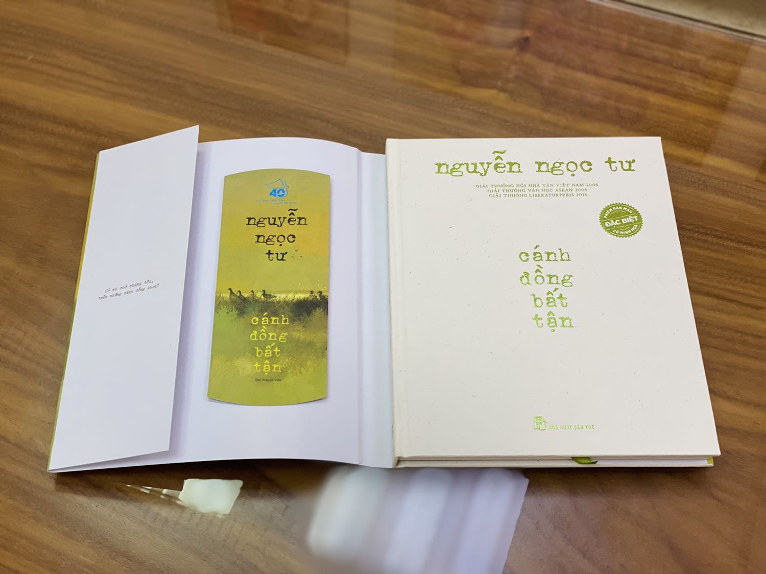 - Tiki giao hàng nhanh chóng tuy nhiên đóng gói chưa được cẩn thận, rất may sách không bị hư hại gì. 
- Đây là ấn phẩm đặc biệt kỉ niệm 40 năm NXB Trẻ phát hành cùng với “Cho tôi xin một vé đi tuổi thơ” & “Vừa nhắm mắt vừa mở cửa sổ”. Tác phẩm được đầu tư chỉnh chu về mặt hình thức, sách bìa cứng, khổ to, cầm chắc chắn, có áo sách, tặng kèm 1 bookmark, chất lượng giấy tốt, lật giở từng trang rất thích. Nhiều tranh minh hoạ đẹp, màu sắc xuất sắc.
- Một phiên bản “Cánh đồng bất tận” thật sự hơn cả mong đợi. Nếu giá bìa có cao hơn thì cá nhân mình vẫn thấy xứng đáng để sở hữu ???