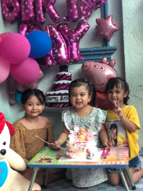 Màu sắc đẹp, giống với hình , kiểu dáng phù hợp, keo dính chắc chắn không bị rơi khi treo lâu