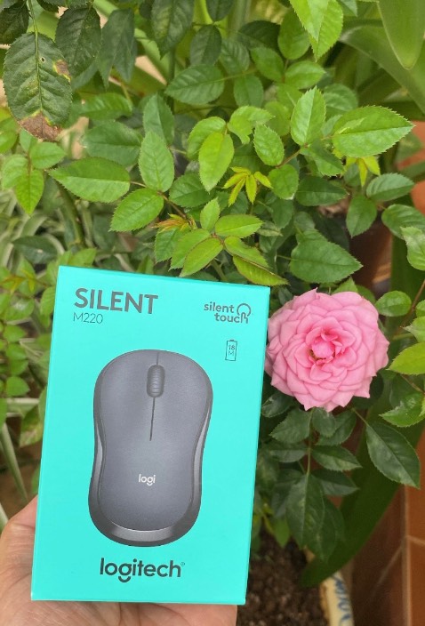 Trời ơi, mình bị bất ngờ bỡ ngỡ vì chuột nhẹ và nhạy lắm 😁 cầm rất chắc tay mà nhẹ ghê. Trong tầm giá có thể đầu tư thì em này khá ổn đó các bác. Mình thành fan của Logitech luôn rồi 👍 Có nguyên bộ làm việc đã hơn hẳn.