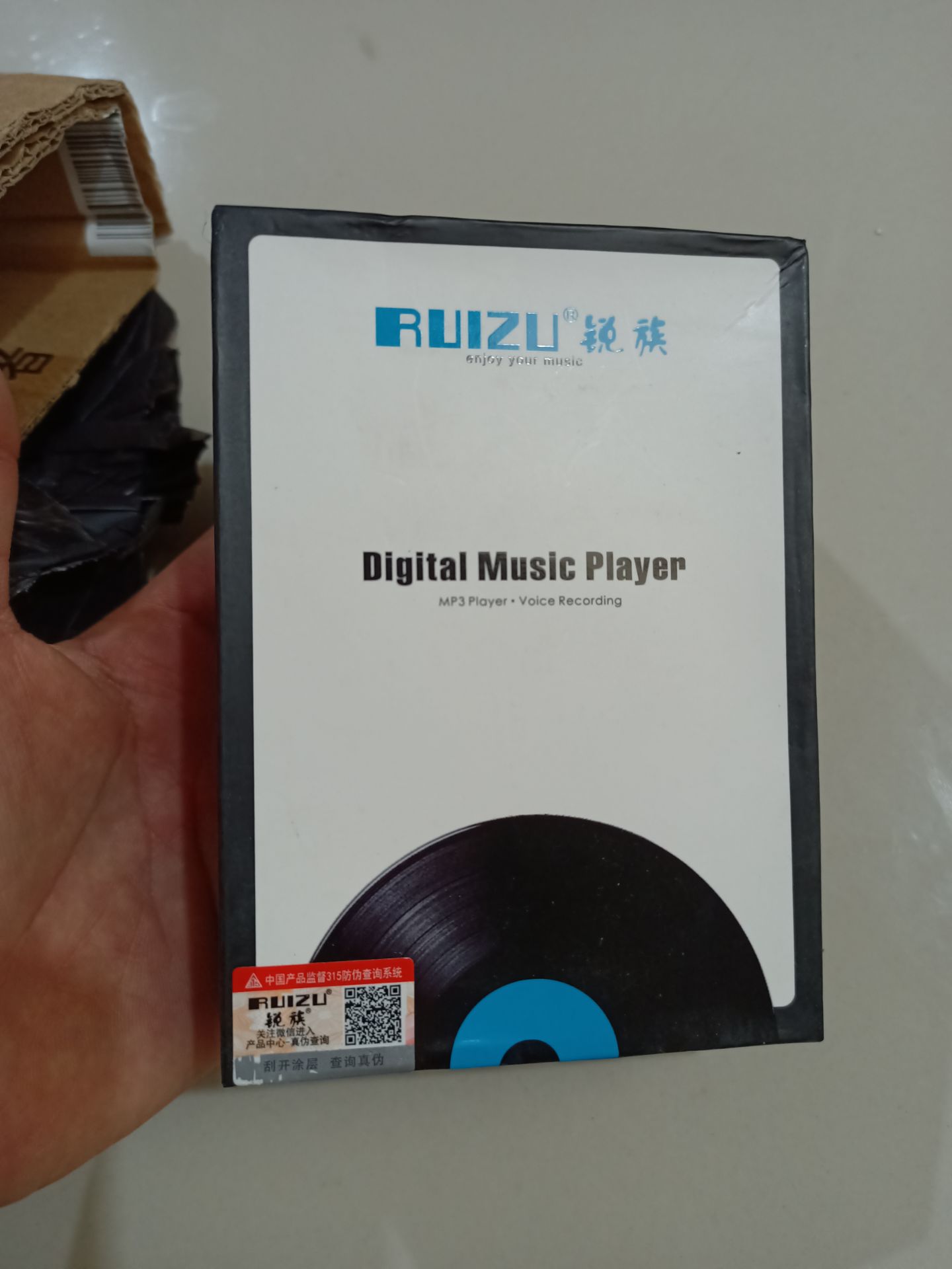 Hàng bình thường, dỏm không đẹp lắm. ai yêu công nghệ thì không nên mua sẽ thất vọng như mình đây. Đúng nghĩa hàng Trung Quốc luôn.
