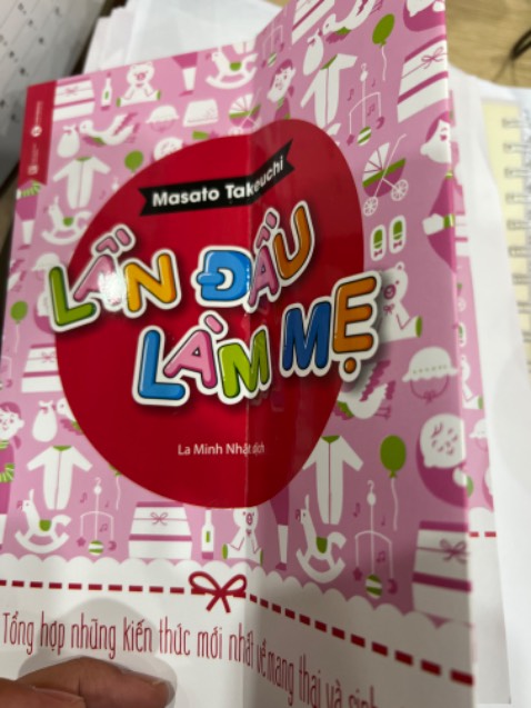 Đóng gói thì cẩn thận nhưng mở ra đã gãy gập luôn bìa sách. Với chất lượng đóng gói như vậy thì không thể nào sách bị gãy trong quá trình vận chuyển được, đây là lỗi từ người bán thấy bìa sách gãy nhưng vẫn cố tình đóng gói ship tới tay khách hàng, xứng đáng 1 sao.