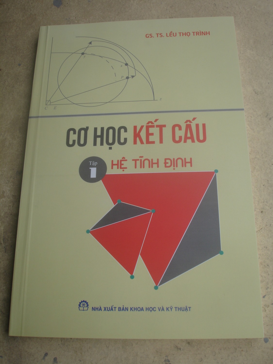 Sách nhận nhỏ gọn hơn khi xưa. Nhớ lại thời trước phải mượn sách của trường chứ đâu có mua được.