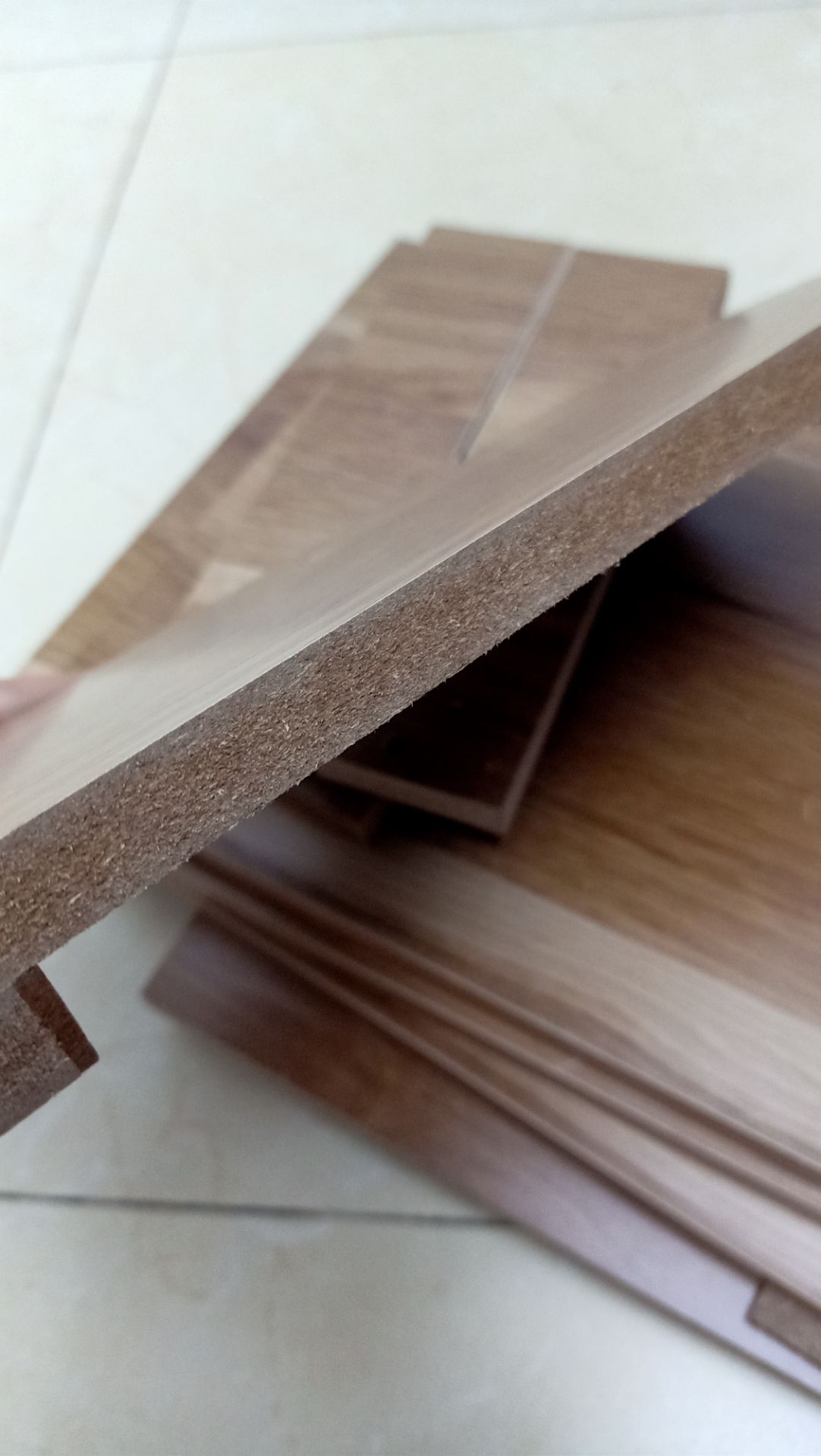 chất liệu gỗ đẹp, nhưng tủ có kích thước khá nhỏ. không giống lắm với mô tả sp trên shop nhưng so với mức giá hơn 100k thì mình thấy ok rồi.