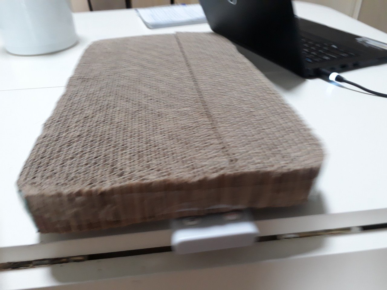 Hàng không giống hình, bị tách 1/3 miếng, phải dán băng dính xung quanh để cố định nhưng cũng ko chắc chắn. Ngoài ra có đặt thêm Dây dắt bản mỏng cho mèo nữa nhưng shop gửi sót.