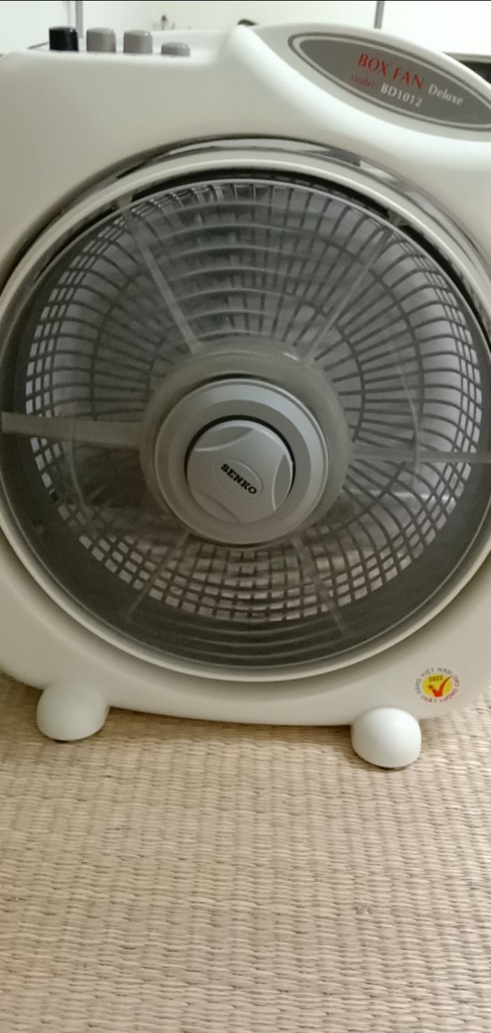 Quạt cũng mát, nhỏ gọn nhưng nó ko thể dừng quay lồng ngoài đc, chỉ có 4 nút như hình thôi. Hỏi thì shop nói là quạt đảo nên ko thể tắt, cũng ko thấy công tắc tự ngắt khi quạt đổ như miêu tả. Chắc do mình ko đọc kĩ  nên ko biết nó ko có nút tắt cái đảo gió. Gói hàng chỉ có hộp ngoài thôi chứ ko có miếng bọc chống sốc nào nên vận chuyển cũng phải xem nhân phẩm lắm.