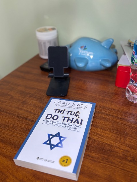 Sách có bọc nilon, giao hàng siêu nhanh và đúng hẹn. Chỉ tiếc là sách hơi bụi, có cả vân tay đen của bên đóng hàng. Chỉ là lỗi nhỏ không ảnh hưởng quá nhiều về chất lượng bên trong sách. Hi vọng tiki sau kiểm tra kĩ hơn về kho sách trước khi giao cho khách hàng.