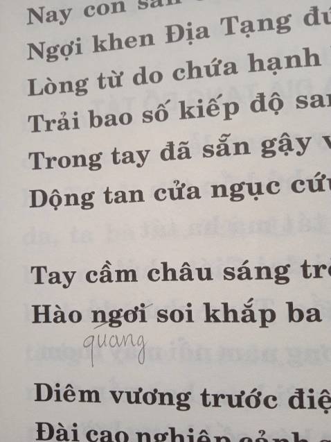 Sách thiết kế đẹp, giấy tốt. In ấn lỗi đánh máy nhiều, nhiều chỗ chữ bị mờ