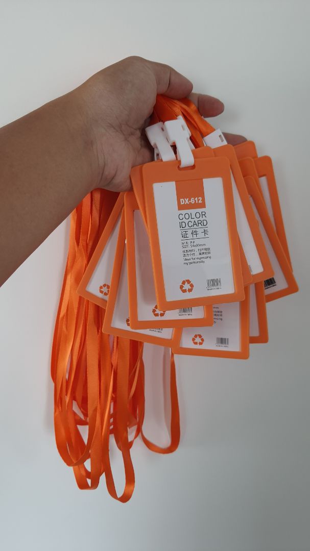 sản phẩm màu cam sáng tươi rói, đóng gói cẩn thận, đẹp mắt. tuy nhiên là chỗ dây đeo không có đồ chặn để thu hoặc nới dây cho dài ngắn theo ý thích. hàng đẹp, giá ok.